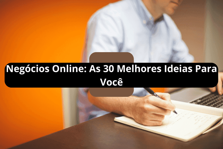 Um senhor sentado na sua cadeira do escritório escrevendo num papel em cima da mesa as trinta melhores ideias de negócios