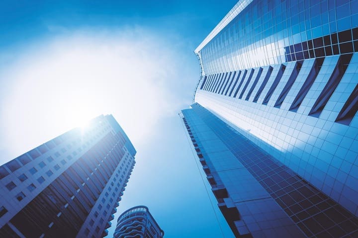 Dois edifícios arranha céus numa era moderna